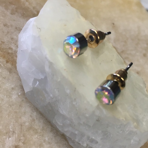 🎈Sale 🎈2 for $10 NWOT summer crystal look gold (color) post earrings - Picture 3 of 6